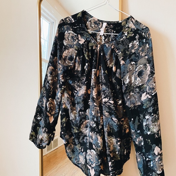 Front zipper floral blouse - Picture 2 of 3